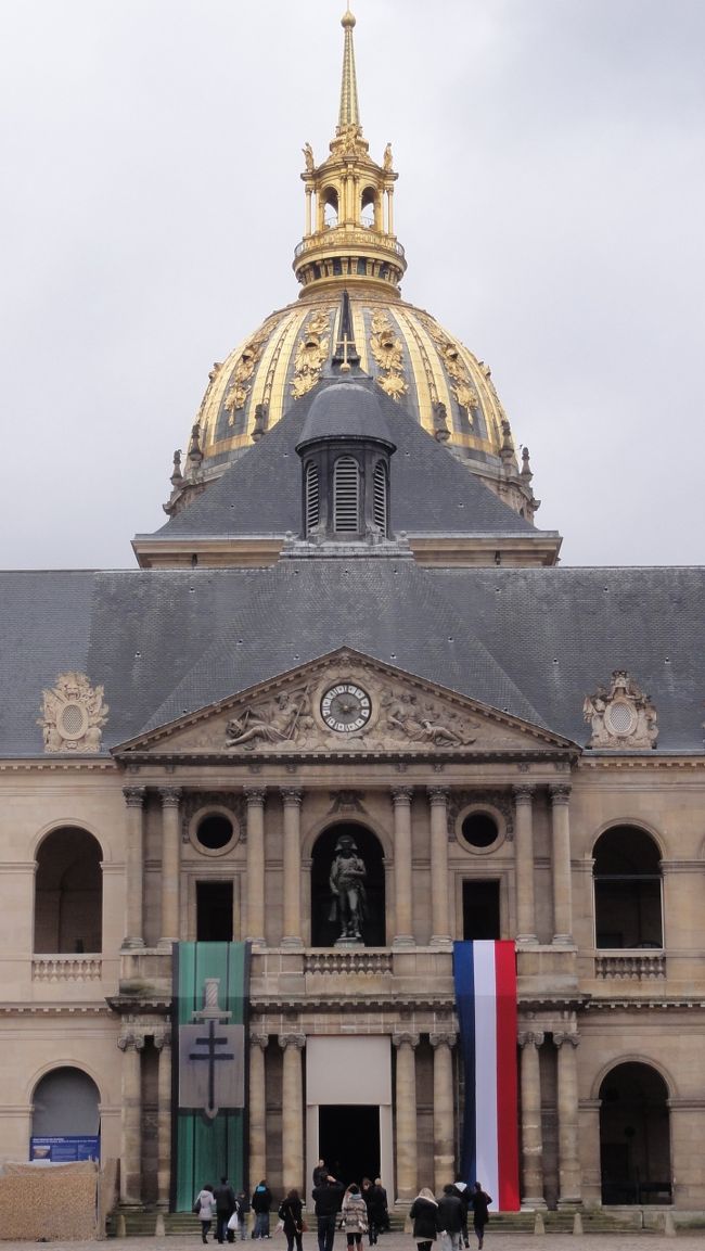 後方には　「ドーム教会」　が見えます。