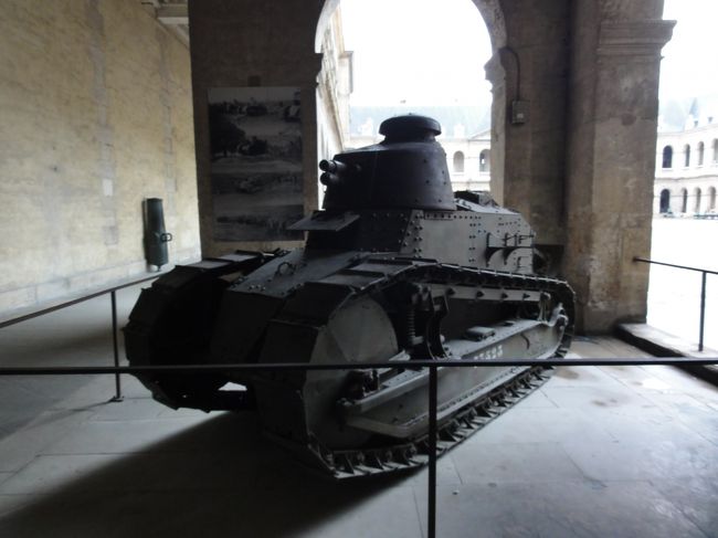 「軍事博物館」　入口には　「戦車」　です。