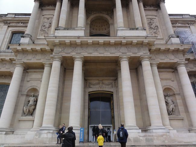 「ドーム教会」　の入口です。<br /><br /><br />門から入り、一番　「奥」　にありました。