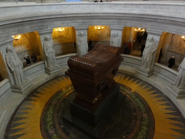 「地下祭室」　に　「ナポレオンの柩」　があります。
