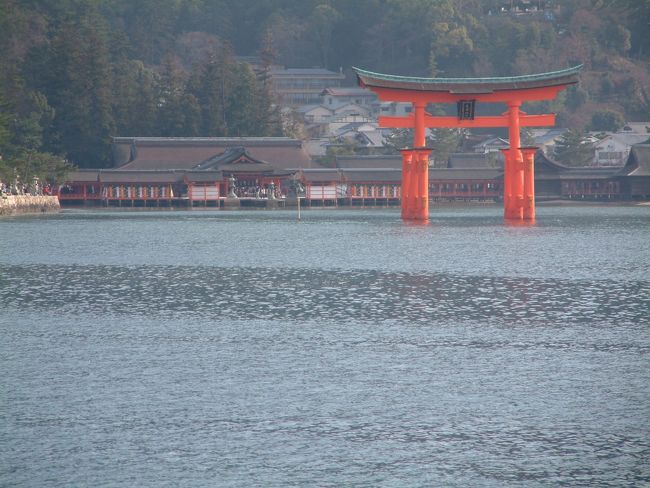 フェリーに乗船。<br />すぐに大鳥居が見えてくる。<br />