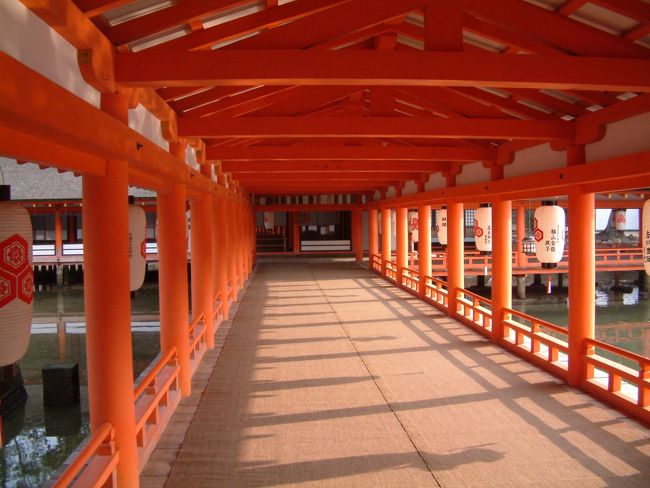 本殿へ。<br />朱塗りの殿中を歩む。<br />