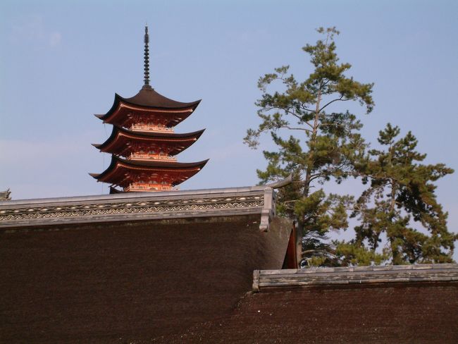 反対側には五重塔がすっくとそびえている。<br />