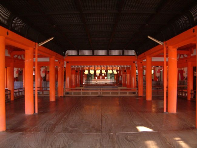 正殿。<br />参拝の人波が途切れた隙を見てカメラに収める。