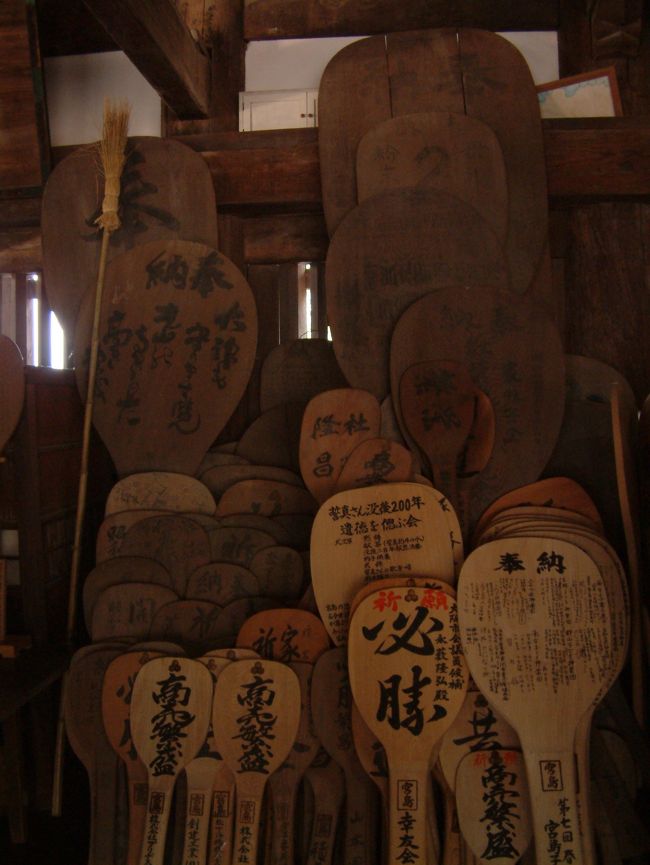 名物のしゃもじ。<br />人の背よりも大きなものもある。<br />