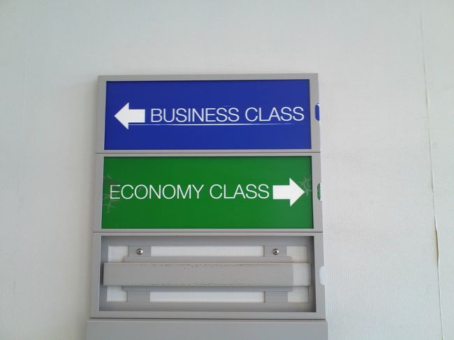 チェックインカウンターで。<br /><br />スタッフ「申し訳ないのですが、席の変更をお願いします。」<br />こぶた　「かまいませんよ(…窓側の席、埋まっちゃったのかな？)」<br />スタッフ「ビジネスクラスなのですが・・・」<br />こぶた　「大丈夫です！（えええええ！！？？これが、旅慣れてるみなさんの旅行記とかブログとかでよく見るあれ！？わたし、当たり！？大丈夫とかじゃなくて、もちろんですともぉおおおおお！！」<br /><br /><br />動悸を抑えつつ、左側にすすみますよ♪