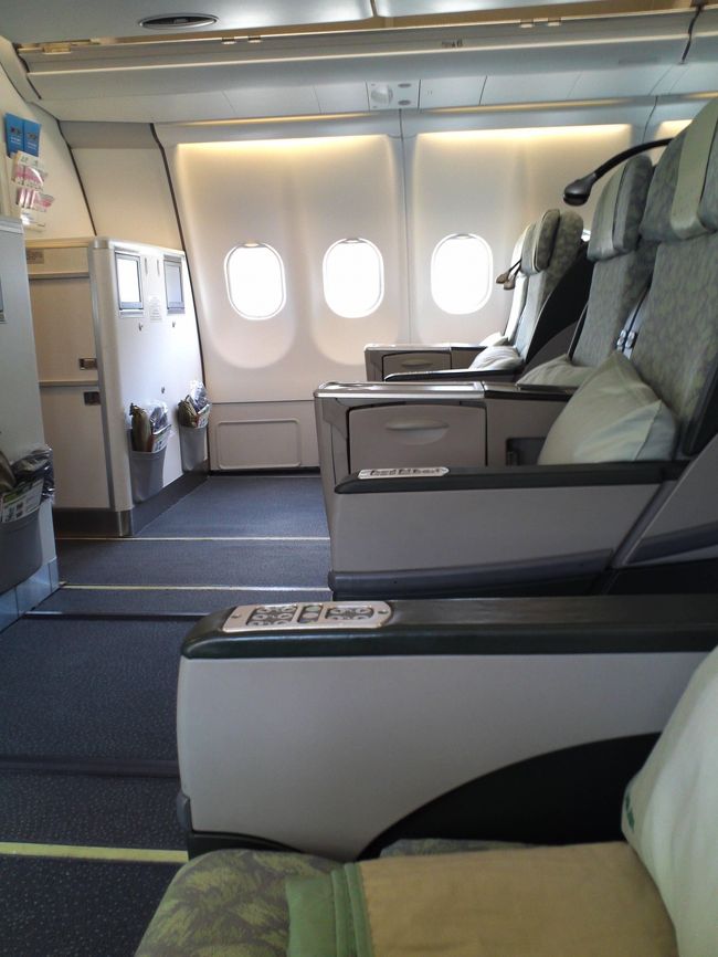 ビジネスクラスの客室には一番乗りでした♪<br />気持ちがはやりすぎですね。<br /><br />ほわぁぁ！広い！