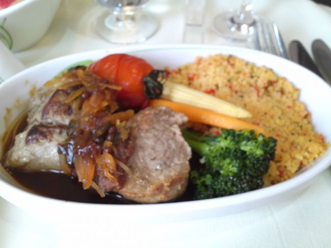 牛肉のクスクス添えです。<br />お肉、おいしかったなぁ〜♪<br /><br />飲み物は赤ワインで♪♪