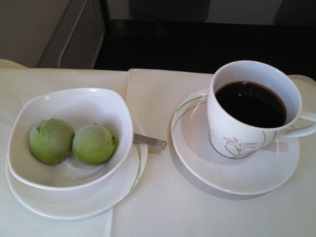デザートは、抹茶アイスにしました！<br />カップのままじゃなくて、器にサーヴされるとは。<br />さすがビジネスクラス。