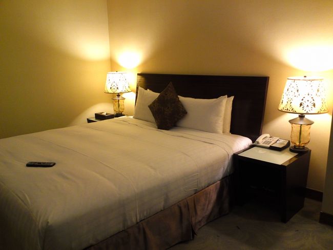 空港で、腐れ縁の同期と合流して、今回のお宿に向かいます♪<br />私は成田から、友はセントレアから。<br /><br />私の飛行機のが遅い到着だったので、空港で１時間くらい待たせてしまったけど、そのあいだ友人は空港の探検を楽しんでいたよう。たくましくてたすかる！<br /><br />ホテルはアンバサダーホテルの近くの「ウィッシュホテル（微風商務飯店）」<br /><br /><br />微風商務飯店<br />http://4travel.jp/overseas/area/asia/taiwan/taipei/hotel/10261247/tips/#contents_inner<br /><br /><br />ＭＲＴ雙連駅も徒歩圏内ですし、何かと便利な場所です。<br /><br />タクシーで帰るとき、めんどくさがって「アンバサダー」と言っていました。<br />すると、アンバサダーの入り口の前に車を止められて・・・<br />アンバサダーのポーターさんに車のドアを開けてもらって、若干気まずい（汗