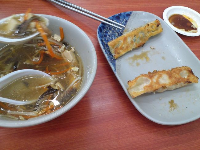 食べ散らかした図ですみません！<br />ホテルに一旦戻る途中で寄り道したギョウザ屋さんです。<br />お店の名前は忘れてしまいました（汗<br /><br />