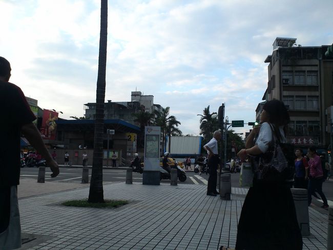 駅前で、ビール休憩です。<br />あつー！