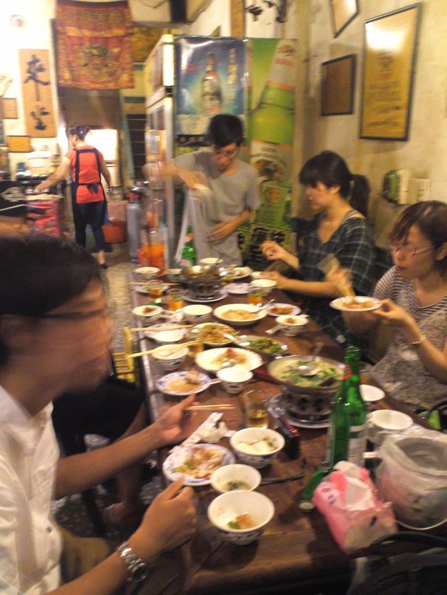 いちばん奥が友人Ｔの友です。<br />大学院生さんで、日本に留学しています。<br />今回は、夏休み中ということで里帰り＆フィールドワーク中とのこと。<br /><br />日本では１度だけ、一緒に飲みました。<br /><br />日本から来た学生さんたちも一緒に、総勢１０名ほど？で一緒にゴハンを食べました♪仲間に入れてくれてありがとう！<br /><br />食べたもの覚え書き<br />*豚の脂ごはん<br />*豚の血を固めて作った豬血。ピリ辛のスープに入ってた！<br />*切り干し大根のオムレツ<br /><br />台湾ビールと、梅ジュースを飲みながら♪<br /><br />他にも、野菜炒めや何やらかにやらおいしいものをたくさんいただきました！上の３つが特に記憶に残りました(^^)