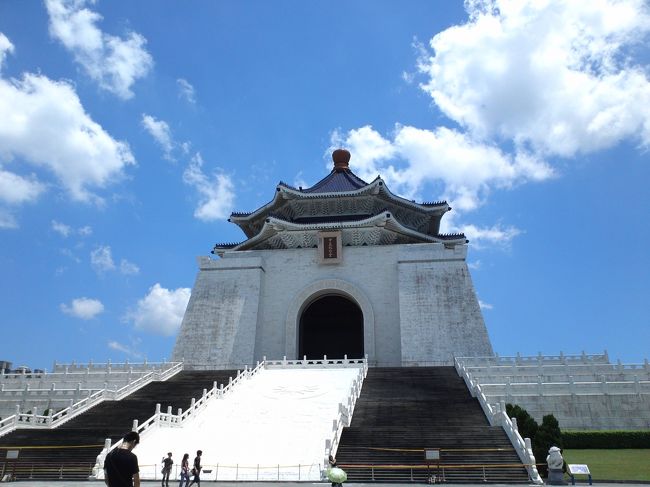 永康街から、中正紀念堂まで歩きます。<br />昼間の中正紀念堂は初めて！<br /><br />しかし、暑くて暑くて。<br />日傘（兼雨傘）を持ってきて正解です。<br /><br />空が青くて、白い中正紀念堂がますます映えます！