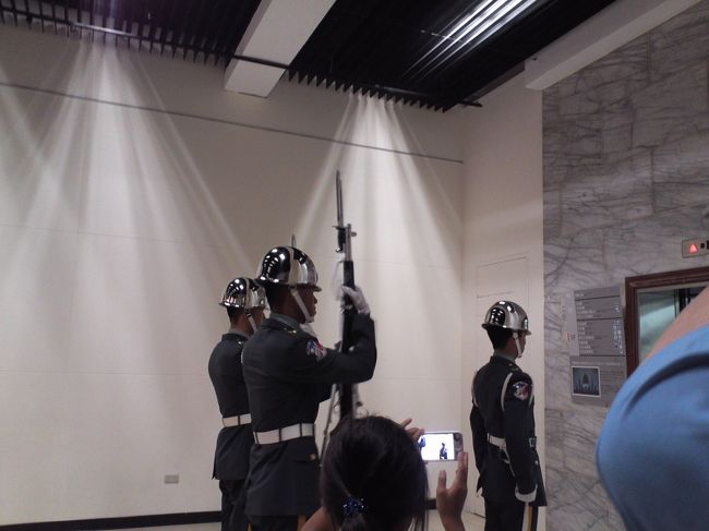 衛兵交代は見なかったけれども、偶然エレベータに乗るところに遭遇しました！ラッキー♪