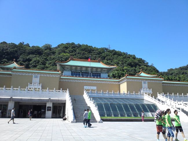友人リクエストで、故宮博物院へ行きました。<br /><br />この友人が意外と歴史に詳しくて、いろいろ解説してもらいながらじっくり見ることができました。<br />ためになった！ちょっぴり見直した！<br /><br />しかし、空が青い！