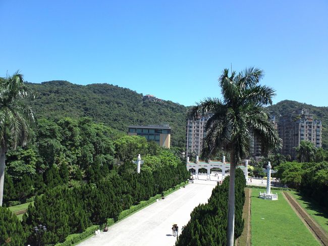 暑いけれども、なぜか不快ではなく。<br />私の住んでいるところでは、こんなにスッキリな青空ってめずらしいから、いつまでもいつまでも外で空を眺めていたくなりました。