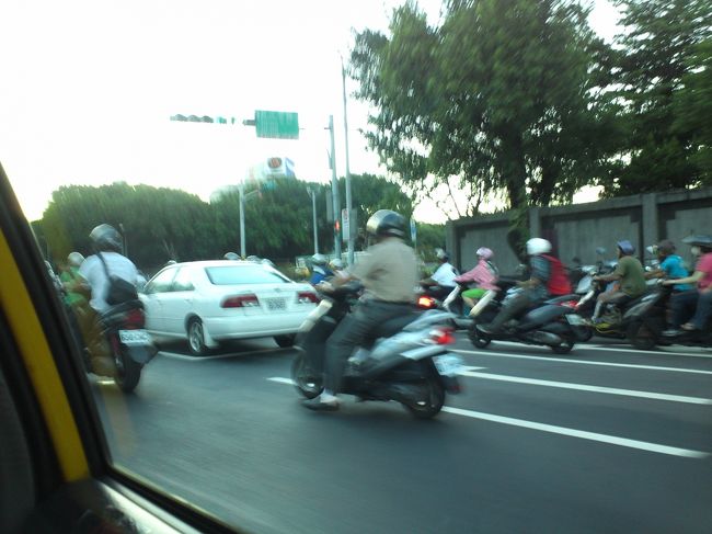 バイクがたくさん走っている風景は、台湾ぽい。