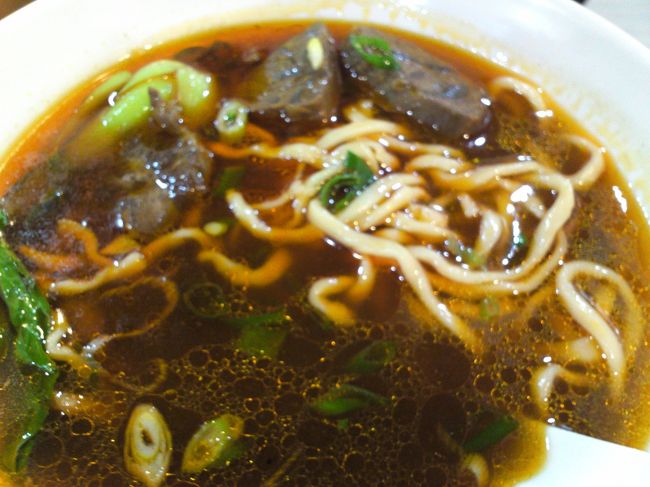 雙連駅周辺に戻ってきました。<br /><br />【神仙川味牛肉麺】<br />http://4travel.jp/overseas/area/asia/taiwan/taipei/restaurant/10387601/<br /><br />お肉ゴロゴロでうまー！！