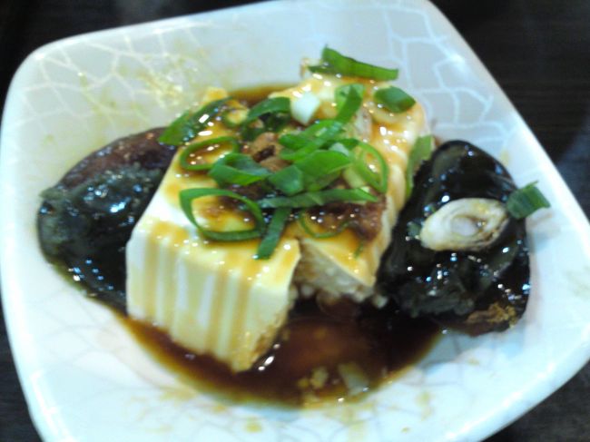 たべかけですみません（汗<br />台湾では「待て」がききません。<br /><br />大好きなピータン豆腐。<br />とろっとしたしょうゆが合う♪