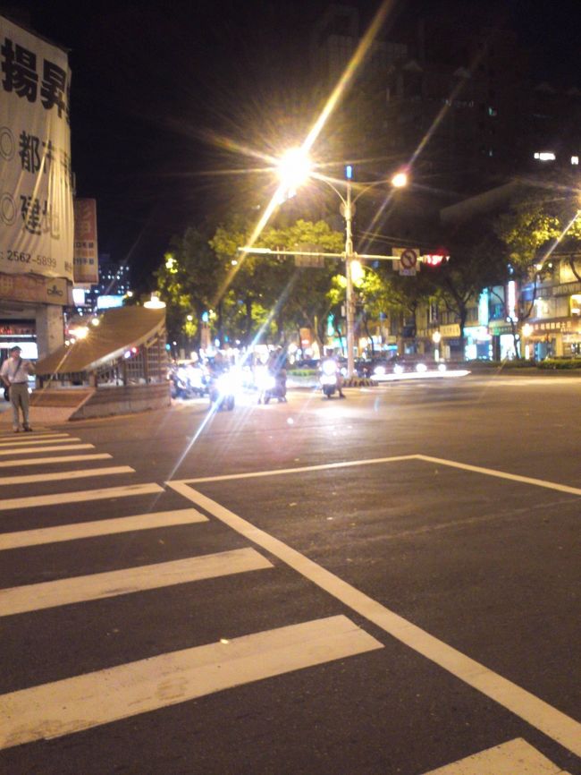 夜の中山。このまま台北駅までふらふら歩いてしまいます（汗