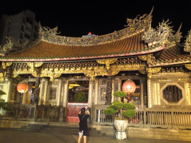 夜の龍山寺！<br />今回唯一の友人写真（汗<br />しかも後姿・・・