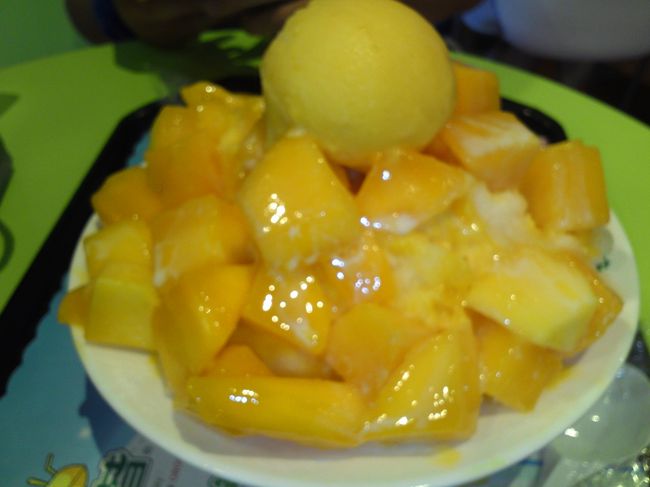 歩き疲れたので、永康街までタクシーで戻り、思慕昔でマンゴーかき氷！<br /><br />思慕昔<br />http://4travel.jp/overseas/area/asia/taiwan/taipei/restaurant/10409907/<br /><br />やっぱりおいしぃぃぃ♪♪<br />さて、２日目もおわりです。<br />ホテルに帰って、パッキング＆就寝です。