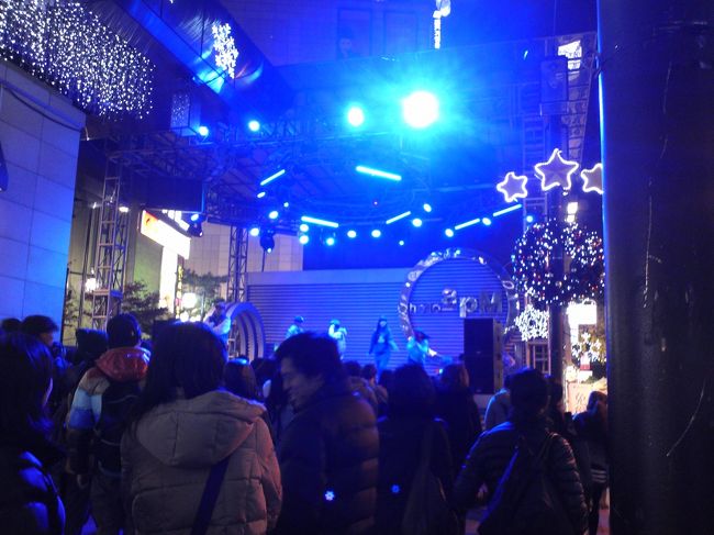 今回は、最寄国際空港である仙台空港からソウルへ飛びます！<br />仙台空港からソウル仁川空港までは、毎日直行便が出ています♪<br />午前９時に友人Ｒを車でピックアップし、空港まで向かいます。<br />Ｋ−ｐｏｐを聞きながら、テンション最高潮！<br /><br />仙台空港で１１時半にチェックイン。<br />１３時半初のアシアナ航空で、時間通り１６時に仁川空港へ。<br />前回の残りのウォンで、市内に向かいます。<br /><br />宿泊ホテルはヒルハウスホテル。<br /><br />Hill House Hotel<br />http://4travel.jp/overseas/area/asia/korea/seoul/hotel/10303587/<br /><br />ＭＲＴ会賢駅から歩いて５分ほど。ＭＲＴ明洞駅からも徒歩圏内です。坂を登らなくてはなりません。最後あとひといきってところからがけっこう急な坂！今回は二人だから平気だけど、女子一人旅だと、ちょっと不安になるような立地です（汗<br /><br />ホテルに、韓国在住の友人Ｓが迎えに来てくれました！<br />勢いよく、別の部屋に向かって「こぶた〜」と声をかけながら、ぴんぽんぴんぽんしているのが部屋の中から聞こえました。<br />をいっ！<br /><br />