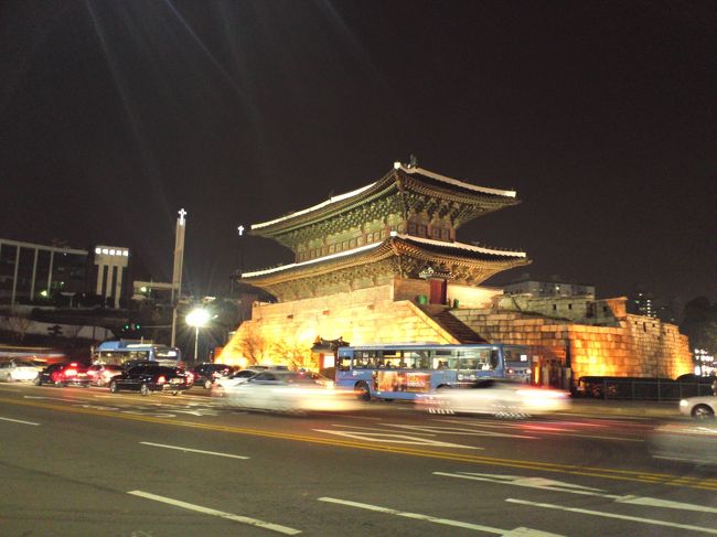 そのまま、東大門に向かいます。<br />東大門のいたるところで、ダンスをしている人たちを見かけました。<br /><br />東大門で両替をし、いくつか服屋さんビルを冷かします。<br /><br />その後、高速バスターミナルの地下街に連れて行ってもらいました。