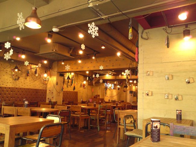 腹ごしらえのあとは、明洞でお買いもの！<br />SKINFOOD, TONYMOLY, innisfree, NATURE REPUBLIC,The Seam, Etude House, baviphat...手当たり次第お店をチェックし、疲れ果てた私たちはカフェへ。<br /><br />【Red Mango Cacao Green】<br />http://www.utravelnote.com/seoul/food/redmangocacaogreen<br /><br /> 