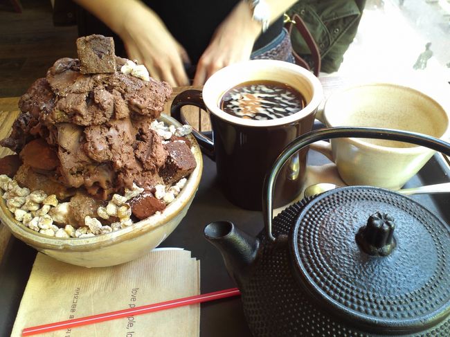 チョコジェラートと生チョコ、ナッツが沢山のったかき氷♪<br />甘〜い♪おいし〜い♪<br /><br /><br />さて、今回は、Ｎ○Ｋで韓国語をちょっとだけ勉強して行ったので、注文もさくさくです♪<br /><br />あめりか〜の、はなじゅせよ♪（アメリカン、ひとつください♪）<br />おるぐれ、はなじゅせよ♪（アールグレイ、ひとつください♪）<br /><br />そして、必殺<br /><br />いご、はなじゅせよ♪（これ、ひとつください♪）<br /><br /><br />そういえば、１日目に付き合ってくれた帰国子女で英語ぺらぺらの友人Ｓ、「Earl Grey」の発音をパン屋さんのオバチャンに直されていました。<br /><br />腑に落ちない顔のＳに、わたしもＲも爆笑！