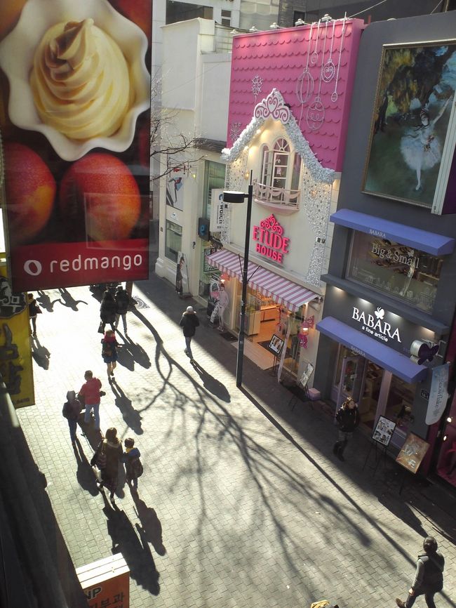 カフェからは、明洞の街並みが見えます。
