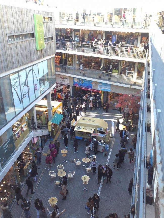 さて、荷物をホテルに置いたら仁寺洞に移動です。<br />school foodに入り、ラーメンとチーズトッポッキを頼むも、辛さで半分も食べられず(泣)<br /><br />辛いものは割と大丈夫なのですが、トッポッキが辛すぎた。。。<br /><br />食事の後は、サムジキルを散策です。<br /><br />【サムジキル】<br />http://4travel.jp/overseas/area/asia/korea/seoul/shopping/10001741/<br /><br />かわいらしい「ふくさ」があったので、購入しました♪