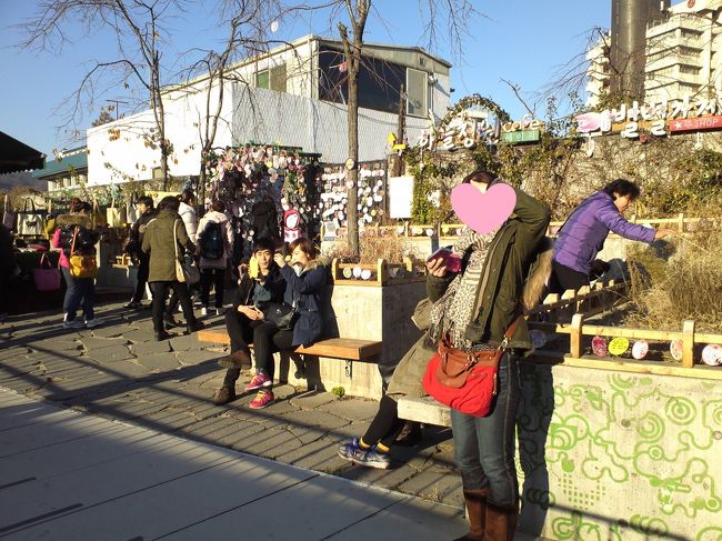 サムジキルのてっぺんで。<br />このあと、「たまご」が丸ごと入ったパン、「ケランパン」を片手にぶらぶら。<br /><br />その後、明洞に行ってドクターフィッシュ体験＆マッサージでまったり♪<br /><br />【フットショップ】<br />http://4travel.jp/overseas/area/asia/korea/seoul/kankospot/10390126/<br />※サボイホテルの向かいあたりです。