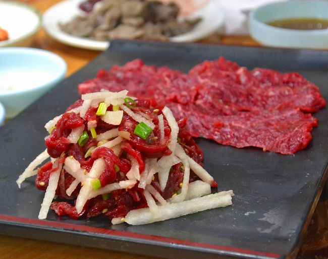 生の肉、キター！<br /><br />牛刺し、ユッケ、おいしいぞ！！