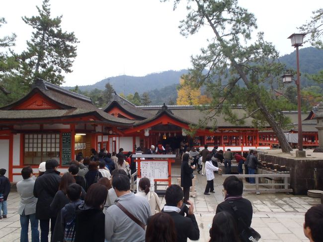 入口は長蛇の列。<br />参拝料は300円です。