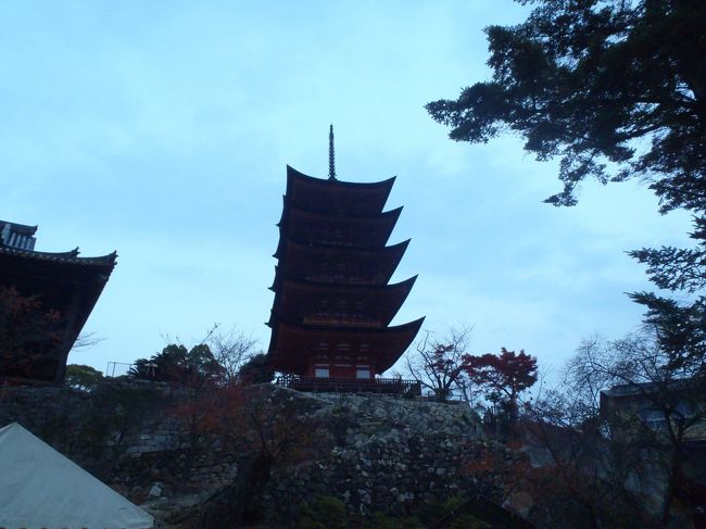 だいぶ日が暮れてきました。<br />穴子めしは夕方で終了する店が多いので、今回は食べずに広島市内へ戻りました。