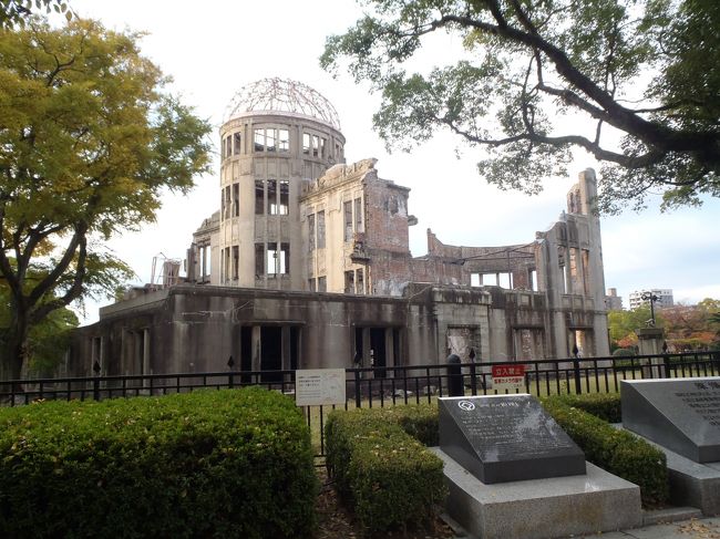 朝日に照らされた原爆ドーム。<br />間近で見ると何だか悲しい気持ちになってきます。