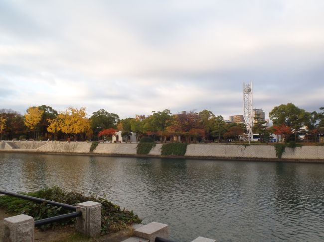 対岸には平和の時計塔が見えます。<br />8:15に鐘が鳴りました。