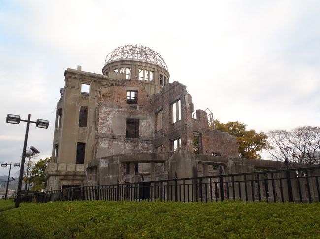 対岸からみた原爆ドーム。