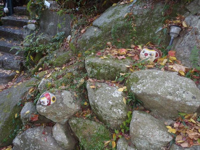 福石猫があちこちにいます。