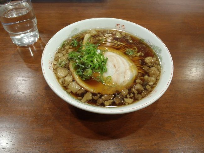 予定の電車までまだ時間があったので、駅の近くでやっぱり尾道ラーメンを食べることにしました。<br /><br />ガイドにものっていたたにというお店。<br />豚の背脂がすごかったけど、おいしく頂きました。<br /><br />