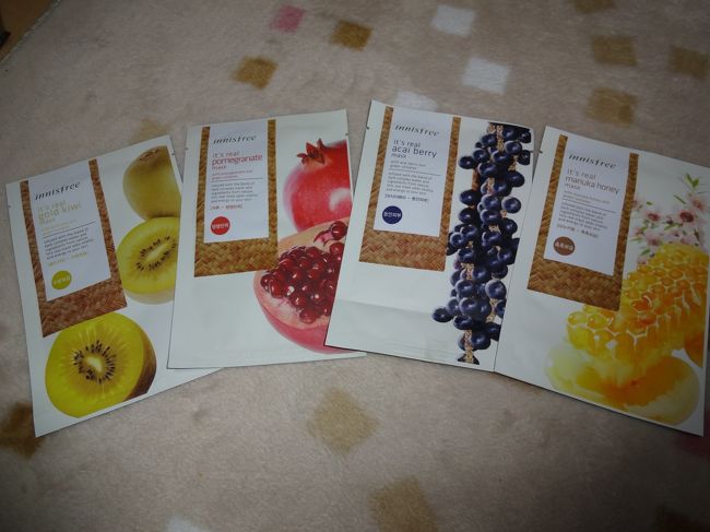 明洞でのお買い物②<br /><br />innisfreeのシートパックです。<br />1枚100円しないプチプラなのに、中のパックはしっかりしています。<br />しかもいい匂い！<br />普段使いには十分です♪<br /><br />かわいらしいので、お土産にもおすすめ！<br /><br />左から、キウイ、ザクロ、アサイベリー、はちみつです。