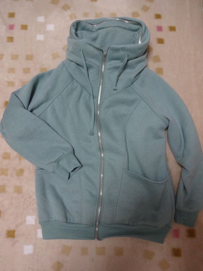 あったか〜〜〜い！しかも1000円しない！？安い！！<br />デザインもかわゆい♪<br /><br />・・・と買ったパーカーです。<br />友人Ｓも、お父さんのランニング用にと購入していました。<br />友達のお父さんと色違い（笑<br /><br />縫製は粗いので、お値段相応です。<br />あと、チャックがなめらかに動いてくれません(TT)<br />やっぱチャックはＹＫＫでないとなぁ。