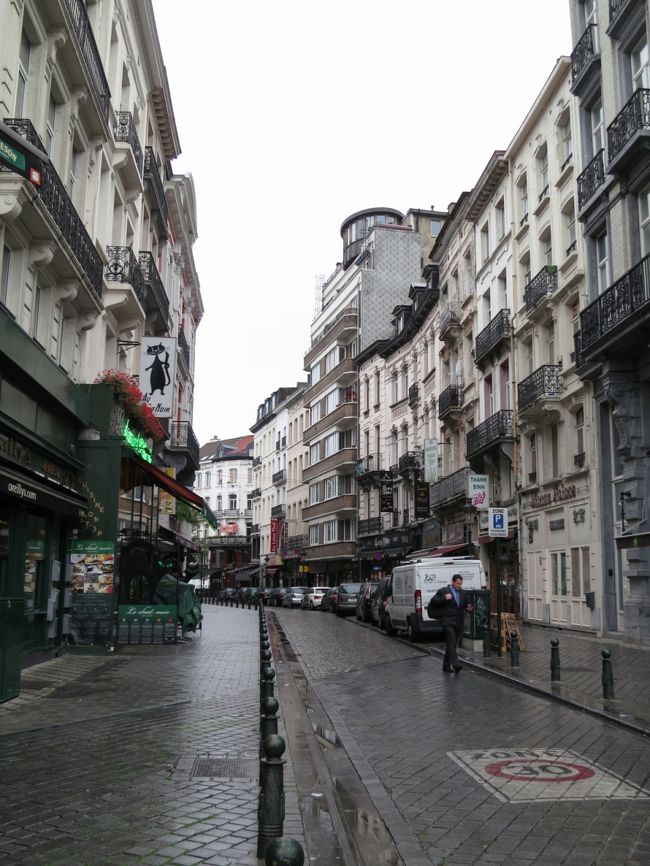 特に目的地を定めず、宿泊のROCCO FORTE AMIGOから、西側の運河方面に向かって歩いていきます。