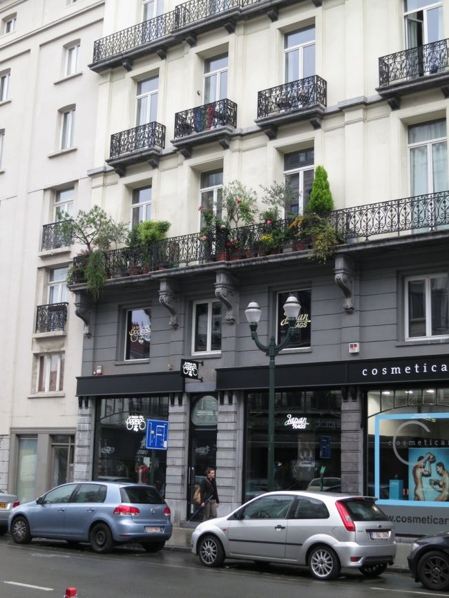 狭いべランダ（と呼んでいいのか？）にもきれいなガーデニングがされています。