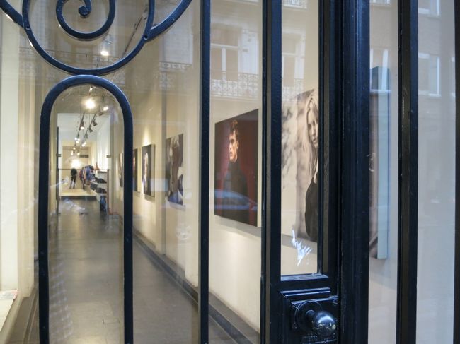 ギャラリーになっているずっと奥の方にお店が。