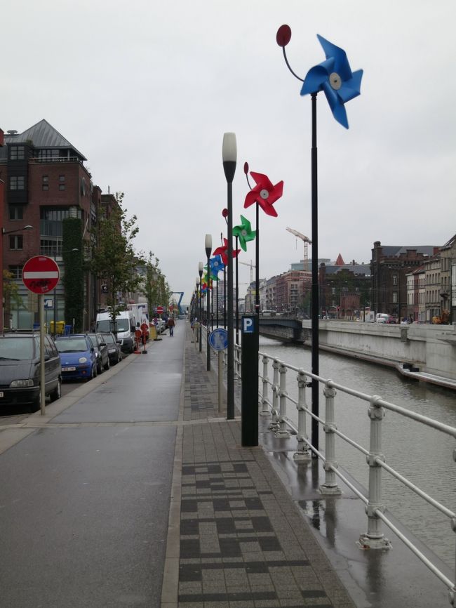 運河に到着。<br />特に何もありません。<br />風車が回っているのみ。<br /><br />ここも綺麗に整備したらいいのに。