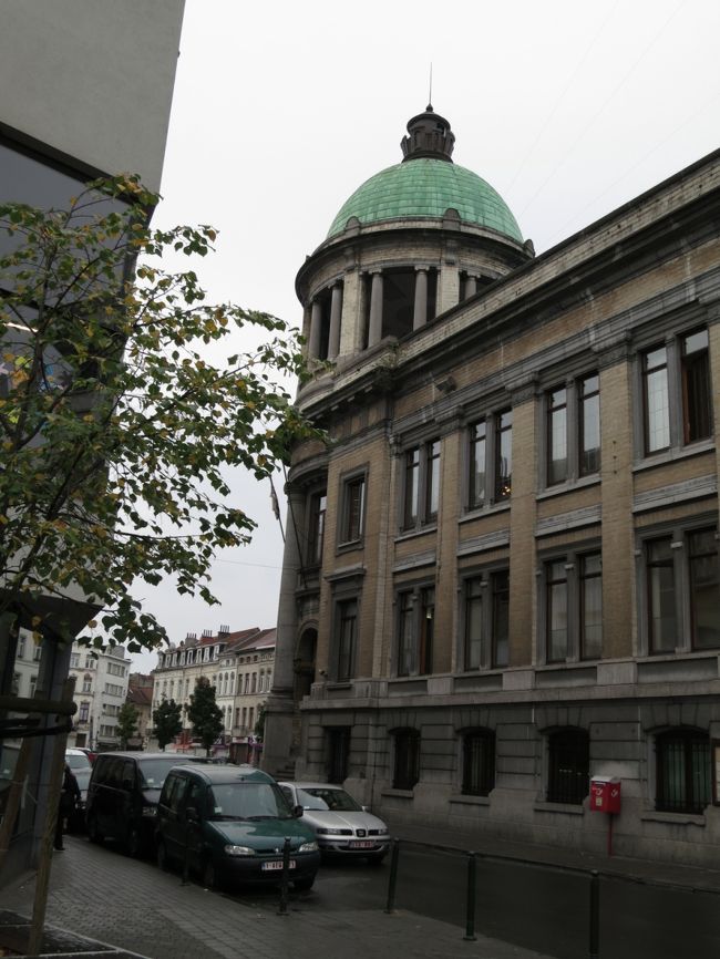 上の写真にもちょっと写ってますが、ドームつきのなにやら趣のある建物です。