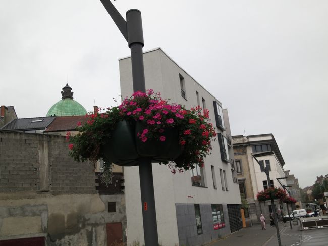 ハンギングの向こうには妙に細い建物。